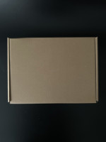 Boîtes d'expédition en carton ondulé Kraft en stock pour l'envoi de cadeaux, vêtements, chaussures et emballages e-commerce
