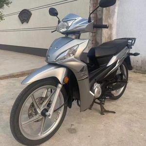 Moto à cadre ouvert de 110 cm³ à faible cylindrée, économique en carburant, idéale pour les trajets quotidiens - Product Image 2