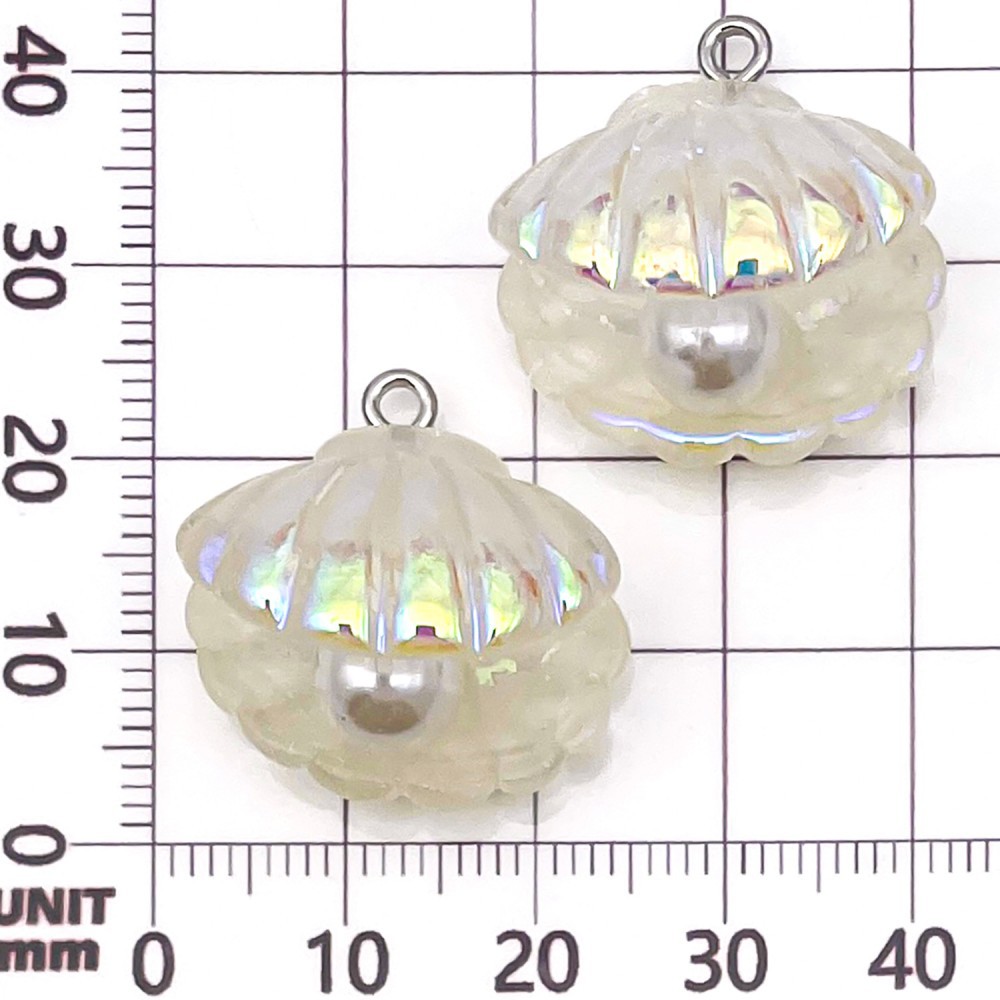 Una concha de perla iridiscente de resina blanca, 23*23*17 mm - 3,1 g - 24103