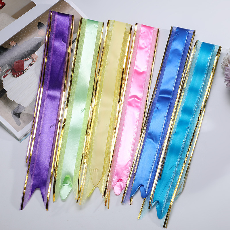 Solido con finiture dorate