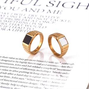 Anillos de Sello Personalizados de Acero Inoxidable Chapado en Oro de 14K con Carcasa Cuadrada Negra y Blanca para Mujer - Product Image 5