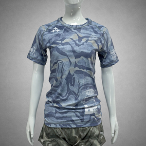 เสื้อแรชการ์ดสำหรับผู้หญิง ผลิตจากผ้าสเตรชน้ำหนักเบา ให้การปกป้องจากแสงแดดที่ดีเยี่ยมและยืดหยุ่นสำหรับกิจกรรมกลางแจ้ง - Product Image 2