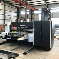 Machine de fabrication de boîtes en carton ondulé avec impression flexographique, découpe et rainurage électriques