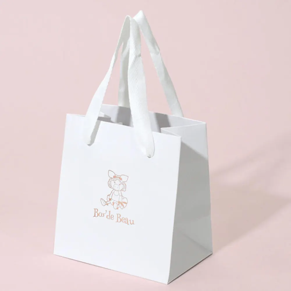 स्वनिर्धारित लोगो मुद्रित पर्यावरण अनुकूल श्वेत पत्र बच्चों के कपड़े पहनने के लिए पैकेजिंग उपहार शॉपिंग बैग