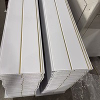 Nouveau design de panneau de plafond en PVC imperméable, ignifuge, blanc mat, imitation bois, faux plafond intérieur