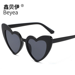 Lunettes de soleil Beyea en forme de cœur, monture noire, charnières métalliques, design tendance pour les activités de plein air - Product Image 1