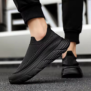 Chaussures de course noires unies pour hommes, à enfiler, en maille respirante, à bout rond, avec semelle extérieure en caoutchouc et semelle intermédiaire en EVA, pour toutes les saisons - Product Image 4