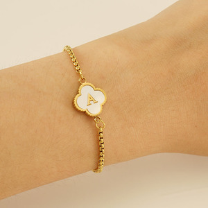 Bracelet minimaliste pour femme en acier inoxydable plaqué or 18 carats avec des motifs de coquillages, de trèfles à quatre feuilles et de lettres - Product Image 4