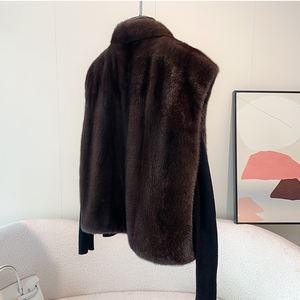 Gilet Corto di Lusso in Vera Pelliccia di Visone d'Allevamento Ecosostenibile con Scollo a V per Donna, Stile Casual, Colore Marrone Naturale - Product Image 2