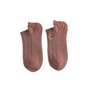 Calcetines Finos de Alta Calidad con Logotipo Personalizado, Calcetines Bonitos de Color Sólido con Diseño de Flores Bordadas para Mujer - Product Image 5