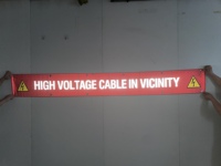 Letrero reflectante personalizado de doble cara, señal de advertencia de peligro, enchufes de alta tensión en las proximidad, valla eléctrica
