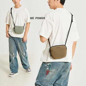 Sac bandoulière léger et imperméable We Power pour homme, couleur unie, pour le quotidien, les trajets et les voyages, collection Printemps 2025 - Product Image 1