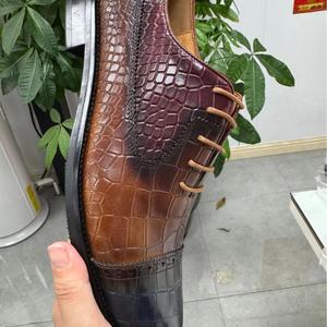 รองเท้าหนังแท้ทรงสี่เหลี่ยมสำหรับผู้ชาย ระบายอากาศได้ดี น้ำหนักเบา กันลื่น เหมาะสำหรับธุรกิจ ตกแต่งด้วยลายโบรก - Product Image 2