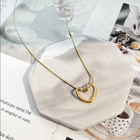 Nouveaux bijoux de mode collier d'amour torsadé exquis 18k plaqué or en acier inoxydable serpent chaîne coeur collier à breloques pour les femmes