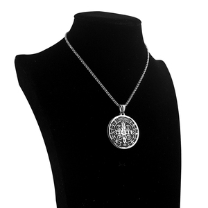Medalla Católica Cruz de Protección Contra Demonios, Colgante de Exorcismo Romano, Cazador de Fantasmas, Medalla de San Benito de Acero Inoxidable para Hombre - Product Image 5