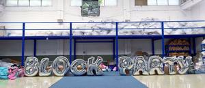 Panneau publicitaire personnalisé avec logo de l'alphabet décoration Ballon brillant lettres miroir <span class=keywords><strong>gonflable</strong></span> géant pour scène de fête d'événement - Product Image 2