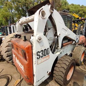 Chargeuse compacte d'occasion Bobcat S300, petite chargeuse Bobcat S300 d'occasion de haute qualité, efficacité élevée en vente - Product Image 6