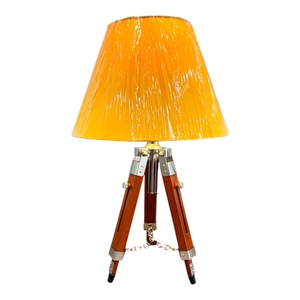 Lámpara de Escritorio Moderna Ajustable con Pantalla Amarilla, Construcción de Madera Pulida y Aluminio, Lámpara Decorativa de Mesa para Oficina y Dormitorio - Product Image 3