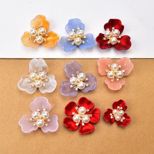 Apliques de plástico para vestido de <span class=keywords><strong>novia</strong></span>, accesorios de joyería, tres hojas, concha de imitación, Perla de gelatina, flor, botón de diamantes de imitación - Product Image 4