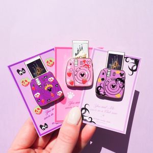 Pin de solapa de esmalte duro personalizado para mujer, bonito, hecho a medida, venta al por mayor, artesanía metálica del fabricante - Product Image 2