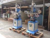 Machine de marquage à chaud pneumatique/hydraulique HT-200C pour le marquage à chaud de papier, d'invitations, de plastique automobile, de produits plats/ronds