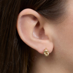 Boucles d'oreilles clous Gemnel Gold Forme Dainty Knot, élégantes et chics pour femmes - Product Image 2