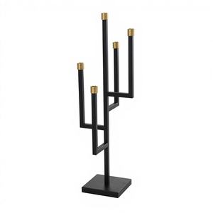 Elegantes Candelabros Antiguos Hechos a Mano de Metal con Acabado Dorado Pulido, Diseños Artísticos para Navidad y Actividades Religiosas Zahid - Product Image 1