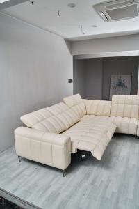 Cómodo Sofá Reclinable Moderno de Tres Plazas con Estructura Metálica y Diseño Ergonómico para Sala de Estar - Product Image 6