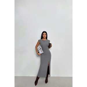 Vestido Midi Gris Básico para el Trabajo, Versátil y Elegante - Product Image 1