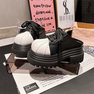 Mocasines de moda para mujer con plataforma gruesa y tiras, zuecos elegantes de cuero con suela de goma y tiras decorativas - Product Image 5