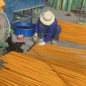 Palo de Escoba de Madera de Eucalipto de Alta Calidad con Cubierta de PVC, Agarre Fuerte y Cómodo - Product Image 1