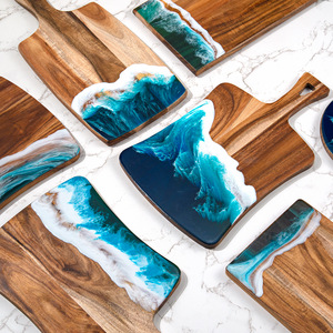 Planche à découper de cuisine en bois unique avec finition vague océanique personnalisée, résine époxy bleue - Product Image 5