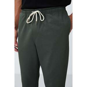 กางเกงวอร์มผู้ชายสีกากี เนื้อผ้ามีเท็กซ์เจอร์ เอวยางยืด ทรงมาตรฐาน สวมใส่สบาย ระบายอากาศได้ดี - Product Image 3