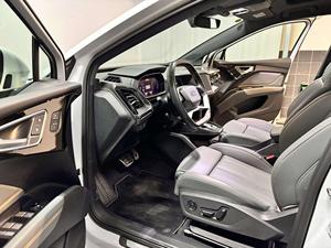 <span class=keywords><strong>Audi</strong></span> Q4 E-tron 40 SUV électrique d'occasion 2024, longue autonomie, véhicule électrique intelligent, prêt à l'exportation, blanc sur noir - Product Image 4