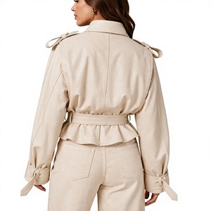 Chaqueta corta tipo trench para mujer con cinturón, hombros con epaulettes y mangas largas - Product Image 4