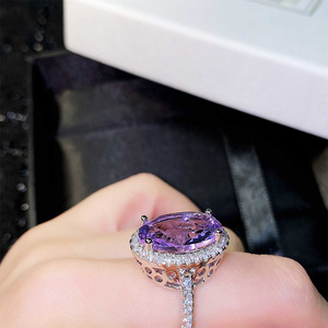 Anello ovale con pietra viola per donna, con accenti scintillanti, elegante gioiello da dito alla moda - Product Image 4