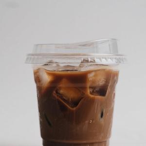 แก้วกาแฟพลาสติกแบบใช้แล้วทิ้งขนาด 16 ออนซ์ พิมพ์ลายตามสั่ง พร้อมฝาโดมและโลโก้ตามสั่ง ขายส่ง - Product Image 1