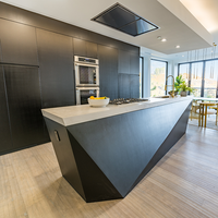 Cuisine avec armoire îlot unique au design California Cabinet Crazier