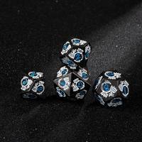 Ensemble de dés de jeu de rôle en métal massif avec motif de dragon gravé, 7 pièces, dés polyédriques pour jeux de table, dés RPG en métal avec numéros bleus