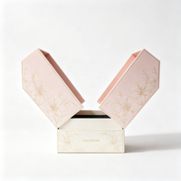 Boîte cadeau hexagonale rose poudré à double porte avec logo personnalisé, base tiroir à imprimé floral lys doré, emballage de luxe pour mariage en gros