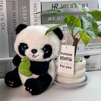 Großhandel Sitzender Panda Plüschtier Weiche Flauschige Panda-Stoffpuppe mit Bambussprossen für Sofa-Deko Kindergeburtstagsgeschenk