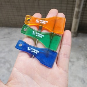 Porte-clés décortiqueur de billets de loterie en silicone durable avec logo personnalisé, idéal pour la promotion de loteries à gratter en gros - Product Image 3