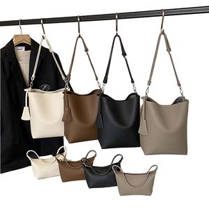 Sac seau en raphia tissé à la main pour femme avec bandoulière en cuir, résistant à l'eau, style bohème, fabriqué à Madagascar - Product Image 1