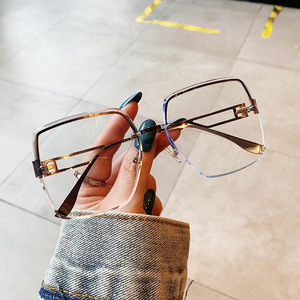 D4 00192 แว่นกันแดดขนาดใหญ่ทรงสี่เหลี่ยมครึ่งกรอบกรอบสีทอง UV400 น้ำหนักเบา ทุกเพศ สีเทา สีเงิน ผิวด้าน - Product Image 1