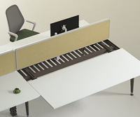 Poste de travail linéaire OMNI avec panneaux de séparation amovibles et support lombaire – Bureau modulaire pour assise double