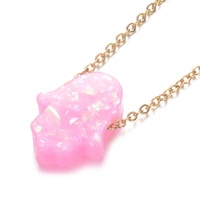 Collier ras du cou unisexe tendance en acier inoxydable plaqué or 18 carats avec pendentif en forme de main de Hamsa en résine multicolore