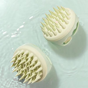 Brosse de massage du cuir chevelu en silicone souple avec logo personnalisé, peigne exfoliant relaxant pour l'application d'huile, soin du cuir chevelu, nettoyage en profondeur du cuir chevelu - Product Image 4