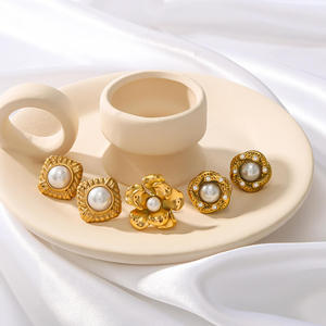 Boucles <span class=keywords><strong>d</strong></span>'oreilles clous en perles de fleurs de lune |   <span class=keywords><strong>Bijoux</strong></span> de mode en acier inoxydable plaqué or 18 carats, étanches et inaltérables - Product Image 3