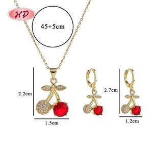 Parure Collier et Boucles d'Oreilles Cerises en Zircon Cubique AAA Plaqué Or 18K pour Femme – Collection B2B Tendance Décontractée/Sportive - Product Image 5