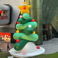 Sculpture d'arbre de Noël abstraite en fibre de verre sur mesure, statue géante d'arbre de Noël courbé avec décorations festives pour parc à thème et festival